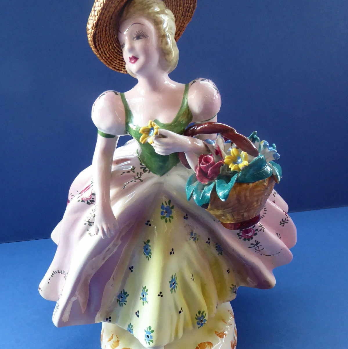 かっきー【Vintage Ceramic Figurine】 Vintage 1940s Italian Porcelain Figurine of a Lady Carrying a