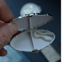 Load image into Gallery viewer, JOB LOT: Three Vintage 1960s Plastic Powder Compacts &amp; Three Little Stratton Boxes.
