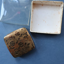 Load image into Gallery viewer, JOB LOT: Three Vintage 1960s Plastic Powder Compacts &amp; Three Little Stratton Boxes.

