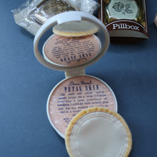 Load image into Gallery viewer, JOB LOT: Three Vintage 1960s Plastic Powder Compacts &amp; Three Little Stratton Boxes.
