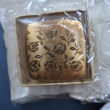 Load image into Gallery viewer, JOB LOT: Three Vintage 1960s Plastic Powder Compacts &amp; Three Little Stratton Boxes.
