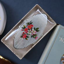 Load image into Gallery viewer, JOB LOT: Three Vintage 1960s Plastic Powder Compacts &amp; Three Little Stratton Boxes.
