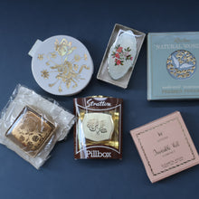 Load image into Gallery viewer, JOB LOT: Three Vintage 1960s Plastic Powder Compacts &amp; Three Little Stratton Boxes.

