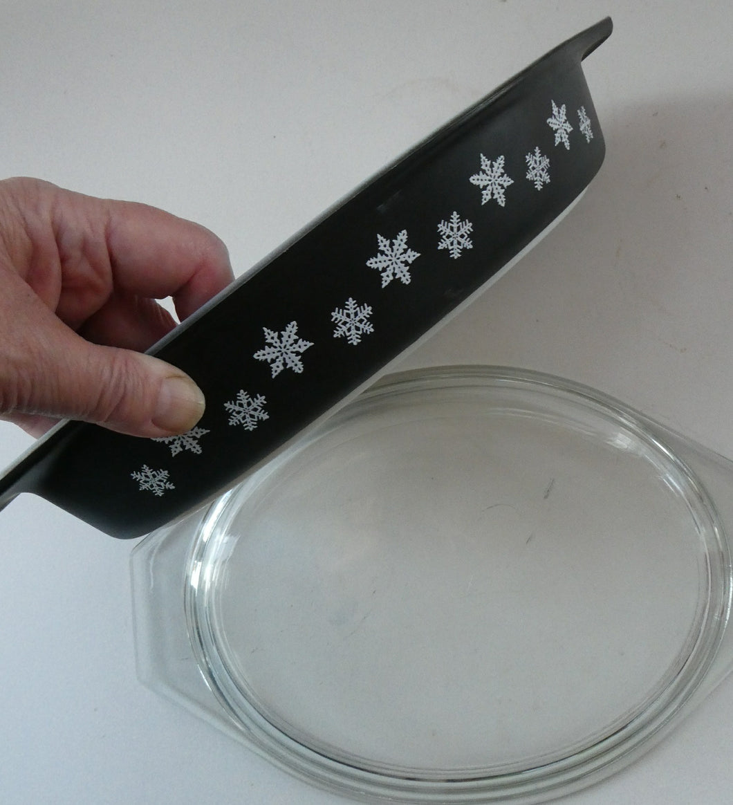 1950s Vintage PYREX GAEITY Oval Divided Lidded Serving Dish Gaiety BLACK SNOWFLAKE