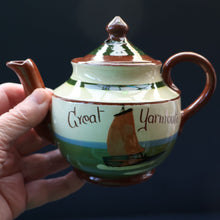Load image into Gallery viewer, 1940s/ 1950s TORQUAY POTTERY (Longpark, Devon) Souvenir Motto Ware GREAT YARMOUTH
