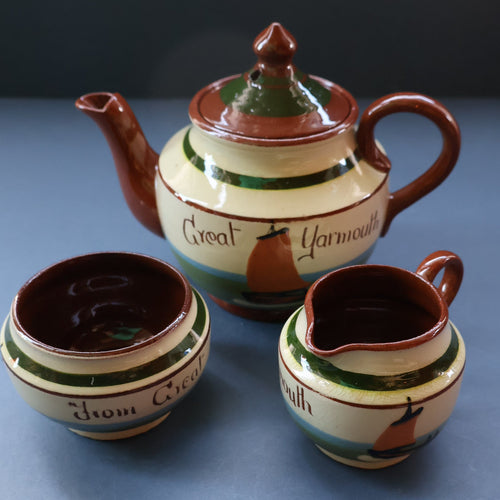 1940s/ 1950s TORQUAY POTTERY (Longpark, Devon) Souvenir Motto Ware GREAT YARMOUTH