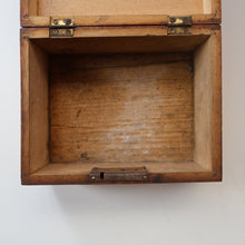 Load image into Gallery viewer, THE BANDSTAND. Antique 19th Century MAUCHLINE Trinket Box. Scottish International Exhibition Edinburgh 1886
