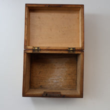 Load image into Gallery viewer, THE BANDSTAND. Antique 19th Century MAUCHLINE Trinket Box. Scottish International Exhibition Edinburgh 1886
