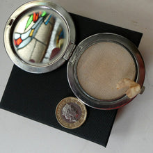 Load image into Gallery viewer, Rare 1930s ART DECO Miniature Powder Compact by RAVON / CUSSONS. Dancing Lady on Lid
