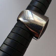 Load image into Gallery viewer, Stylist 1970s Brutalist HALLMARKED Silver Ring by Ralph Weston for Cado Designs. UK Size O

