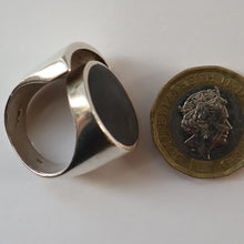 Load image into Gallery viewer, Stylist 1970s Brutalist HALLMARKED Silver Ring by Ralph Weston for Cado Designs. UK Size O
