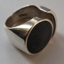 Load image into Gallery viewer, Stylist 1970s Brutalist HALLMARKED Silver Ring by Ralph Weston for Cado Designs. UK Size O
