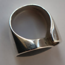 Load image into Gallery viewer, Stylist 1970s Brutalist HALLMARKED Silver Ring by Ralph Weston for Cado Designs. UK Size O
