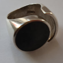 Load image into Gallery viewer, Stylist 1970s Brutalist HALLMARKED Silver Ring by Ralph Weston for Cado Designs. UK Size O
