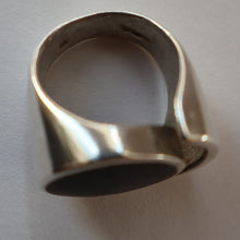 Load image into Gallery viewer, Stylist 1970s Brutalist HALLMARKED Silver Ring by Ralph Weston for Cado Designs. UK Size O
