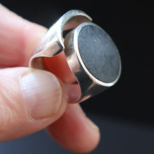 Load image into Gallery viewer, Stylist 1970s Brutalist HALLMARKED Silver Ring by Ralph Weston for Cado Designs. UK Size O
