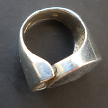 Load image into Gallery viewer, Stylist 1970s Brutalist HALLMARKED Silver Ring by Ralph Weston for Cado Designs. UK Size O
