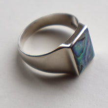 Load image into Gallery viewer, Vintage 1970s Silver Signet Ring with Small Square Abalone Inclusion. Size  U
