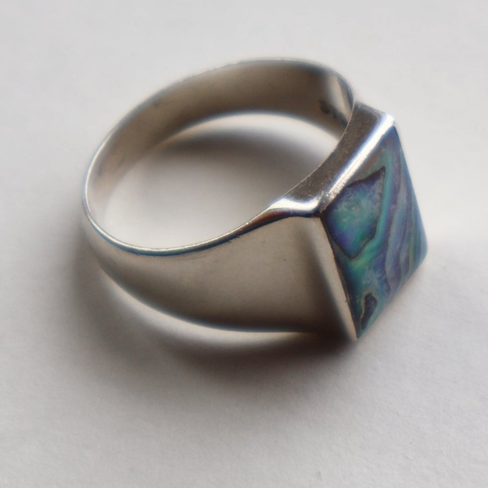 Vintage 1970s Silver Signet Ring with Small Square Abalone Inclusion. Size  U