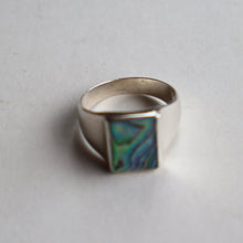 Load image into Gallery viewer, Vintage 1970s Silver Signet Ring with Small Square Abalone Inclusion. Size U
