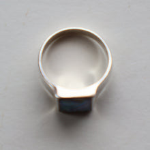 Load image into Gallery viewer, Vintage 1970s Silver Signet Ring with Small Square Abalone Inclusion. Size U
