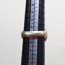 Load image into Gallery viewer, Vintage 1970s Chunky Silver Brutalist Signet Ring.  Size Q
