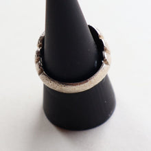 Load image into Gallery viewer, Vintage 1970s Chunky Silver Brutalist Signet Ring.  Size Q
