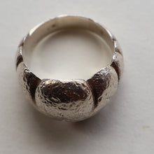 Load image into Gallery viewer, Vintage 1970s Chunky Silver Brutalist Signet Ring.  Size Q
