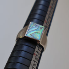 Load image into Gallery viewer, Vintage 1970s Silver Signet Ring with Small Square Abalone Inclusion. Size U
