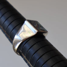 Load image into Gallery viewer, Vintage 1970s Silver Signet Ring with Small Square Abalone Inclusion. Size U
