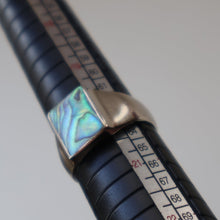 Load image into Gallery viewer, Vintage 1970s Silver Signet Ring with Small Square Abalone Inclusion. Size U
