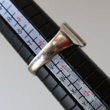 Load image into Gallery viewer, Vintage 1970s Silver Signet Ring with Small Square Abalone Inclusion. Size T
