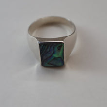 Load image into Gallery viewer, Vintage 1970s Silver Signet Ring with Small Square Abalone Inclusion. Size 
