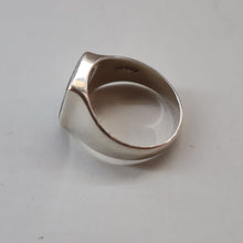 Load image into Gallery viewer, Vintage 1970s Silver Signet Ring with Small Square Abalone Inclusion. Size U
