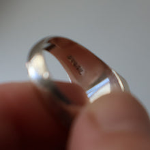 Load image into Gallery viewer, Vintage 1970s Silver Signet Ring with Small Square Abalone Inclusion. Size T
