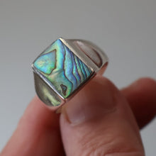 Load image into Gallery viewer, Vintage 1970s Silver Signet Ring with Small Square Abalone Inclusion. Size U
