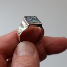 Load image into Gallery viewer, Vintage 1970s Silver Signet Ring with Small Square Abalone Inclusion. Size T
