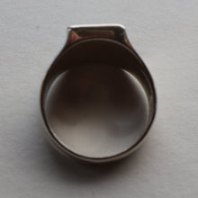 Load image into Gallery viewer, Vintage 1970s Silver Signet Ring with Small Square Abalone Inclusion. Size T
