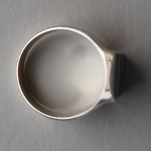 Load image into Gallery viewer, Vintage 1970s Silver Signet Ring with Small Square Abalone Inclusion. Size T
