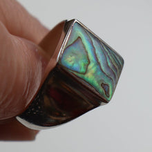 Load image into Gallery viewer, Vintage 1970s Silver Signet Ring with Small Square Abalone Inclusion. Size T
