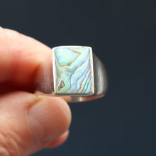 Load image into Gallery viewer, Vintage 1970s Silver Signet Ring with Small Square Abalone Inclusion. Size T
