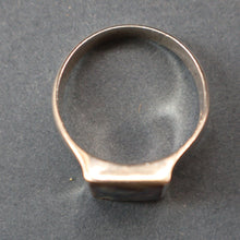 Load image into Gallery viewer, Vintage 1970s Sterling Silver Signet Ring with Small Square Abalone Inclusion. Size T
