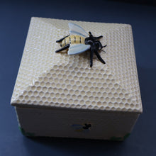 Load image into Gallery viewer, 1930s Art Deco CROWN DEVON Honey Pot or Box with Bee Finial on the Lid
