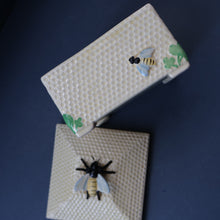 Load image into Gallery viewer, 1930s Art Deco CROWN DEVON Honey Pot or Box with Bee Finial on the Lid
