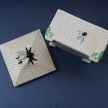 Load image into Gallery viewer, 1930s Art Deco CROWN DEVON Honey Pot or Box with Bee Finial on the Lid
