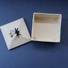 Load image into Gallery viewer, 1930s Art Deco CROWN DEVON Honey Pot or Box with Bee Finial on the Lid
