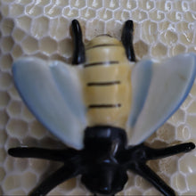 Load image into Gallery viewer, 1930s Art Deco CROWN DEVON Honey Pot or Box with Bee Finial on the Lid
