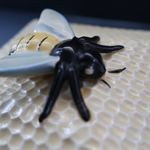 Load image into Gallery viewer, 1930s Art Deco CROWN DEVON Honey Pot or Box with Bee Finial on the Lid
