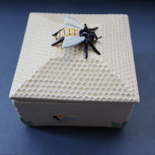Load image into Gallery viewer, 1930s Art Deco CROWN DEVON Honey Pot or Box with Bee Finial on the Lid
