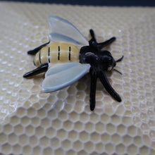 Load image into Gallery viewer, 1930s Art Deco CROWN DEVON Honey Pot or Box with Bee Finial on the Lid
